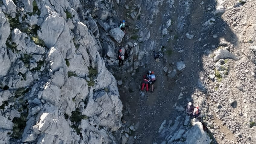 Rescatan en helicóptero a una mujer que había caído por una ladera de Peña Ubiña