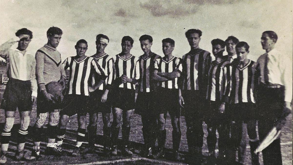 L’equip del Girona FC, en el primer partit oficial de la seva història a Badalona en el camp de la Colònia Artigues el 19 d’octubre del 1930.  | HISTÒRIA DEL FUTBOL A GIRONA