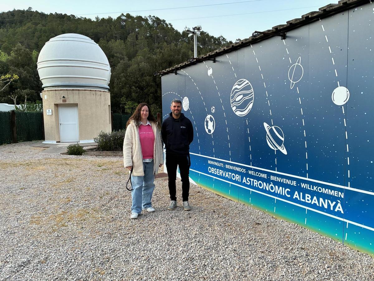 Sílvia Fernàndez Montalvo i Sergio Ferrís a l’entrada de l’Observatori Astronòmic, amb la cúpula del telescopi al darrere.