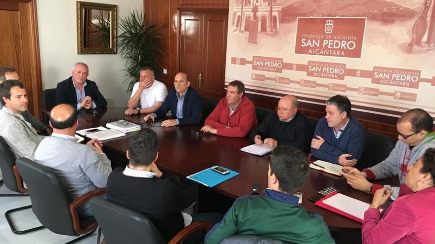 Integrantes de las entidades deportivas, durante la reunión.