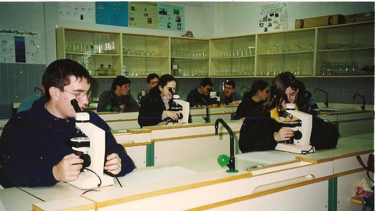 Antiguos alumnos en un laboratorio situado en el anterior edificio compartido junto al IES Jaume II el Just