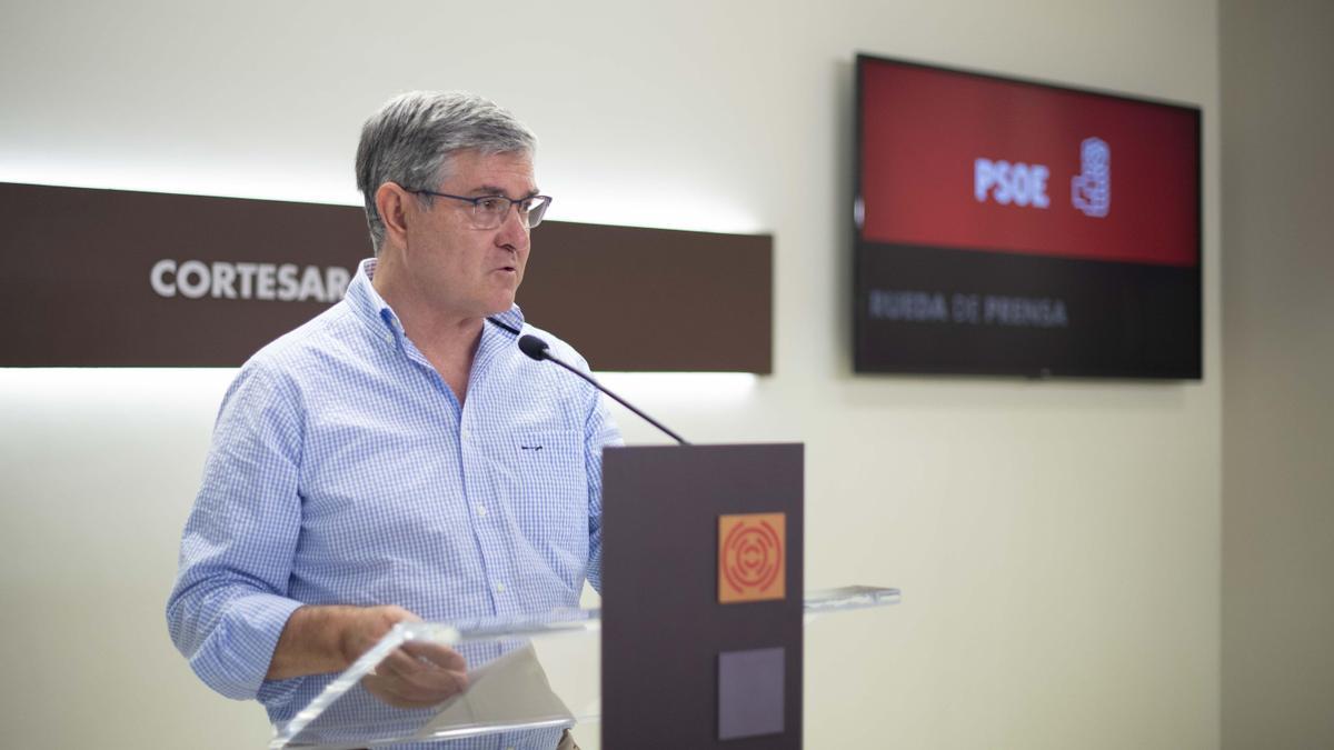 El portavoz del PSOE en las Cortes de Aragón, Vicente Guillén, en una rueda de prensa.