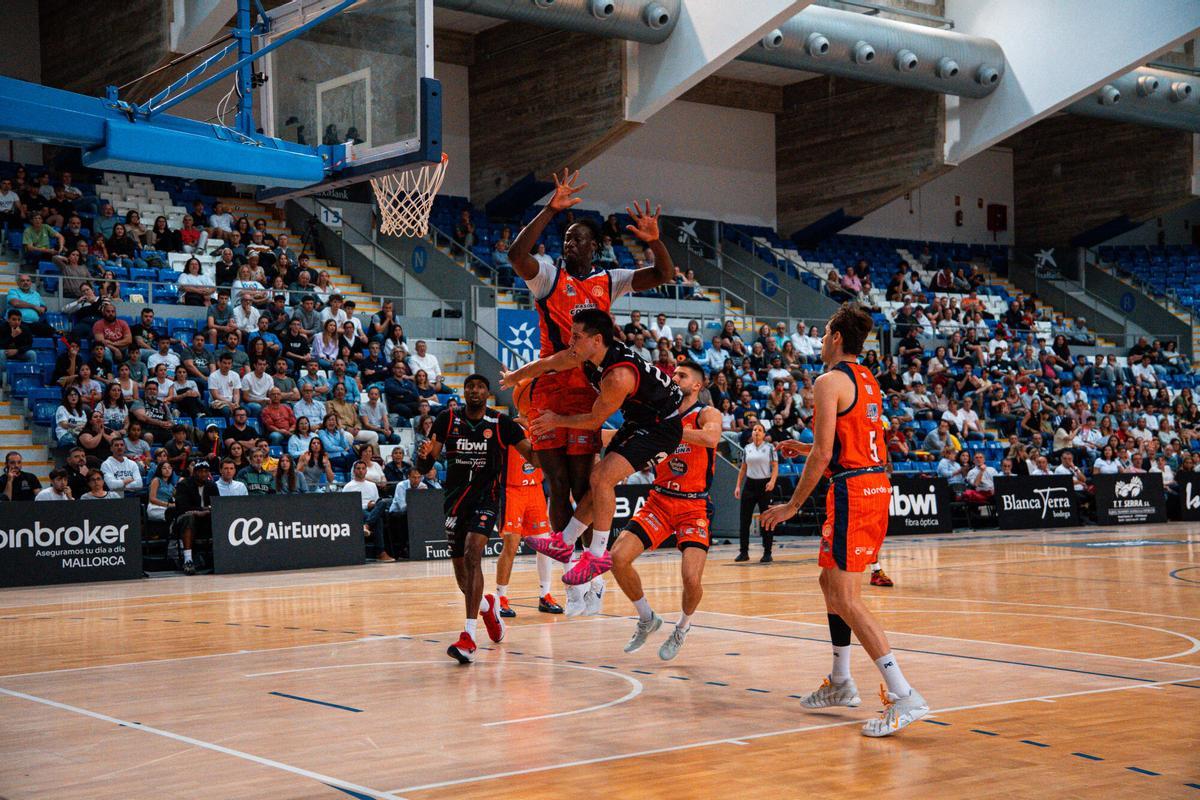 Abdou Thiam defiende la pintura ante Lucas Capalbo.