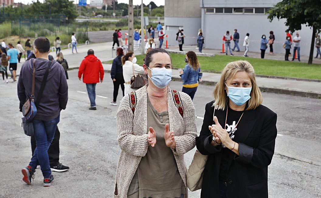 Eva Fernández y María Teresa Regueiro, a la salida del pabellón deportivo de Perchera, en Gijón.