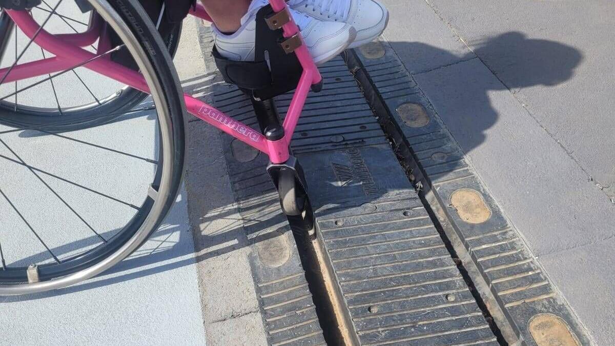 Una persona en silla de ruedas ante un obstáculo en la pasarela del Padre Anchieta