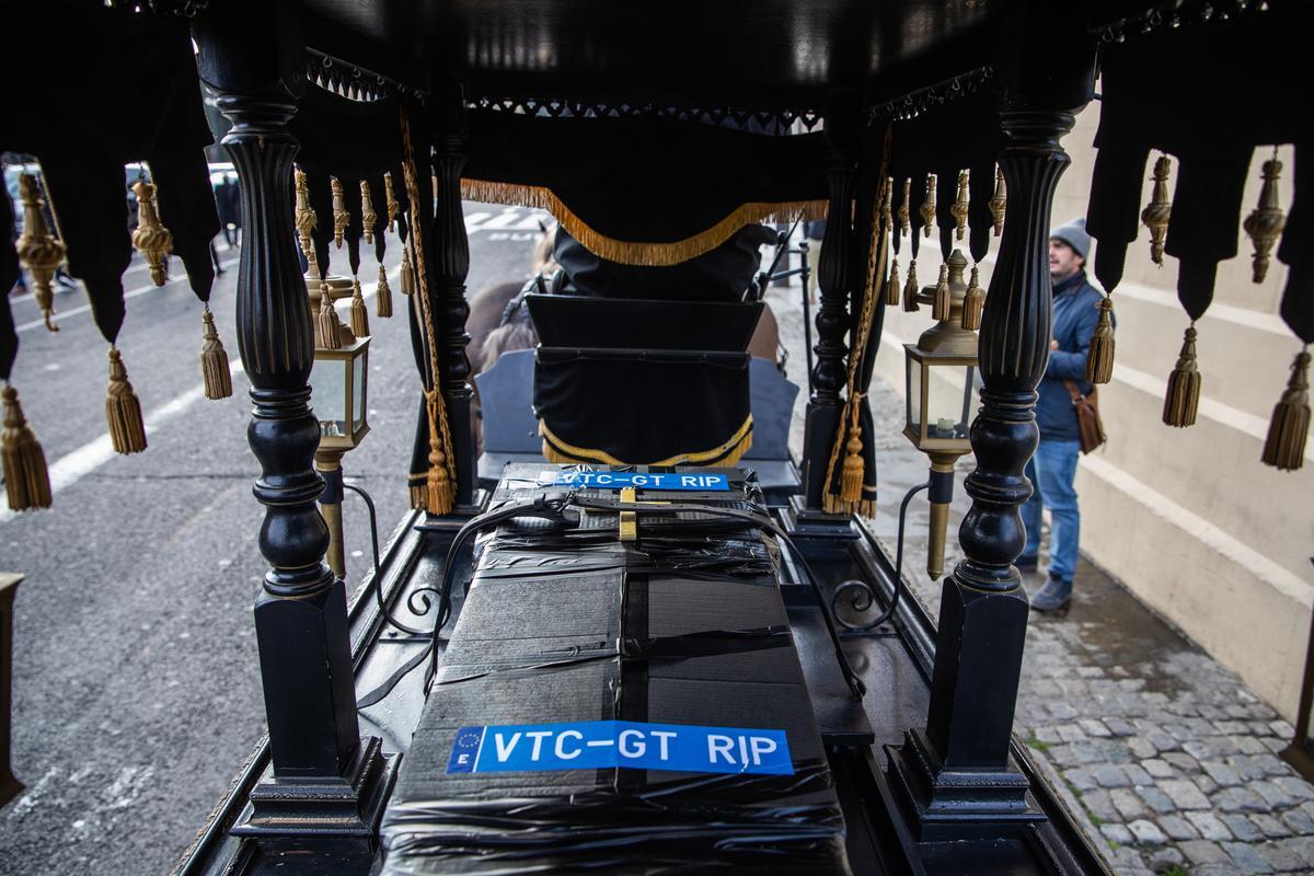 Centenares de conductores de VTC escenifican un funeral del sector y hacen una marcha lenta por Barcelona