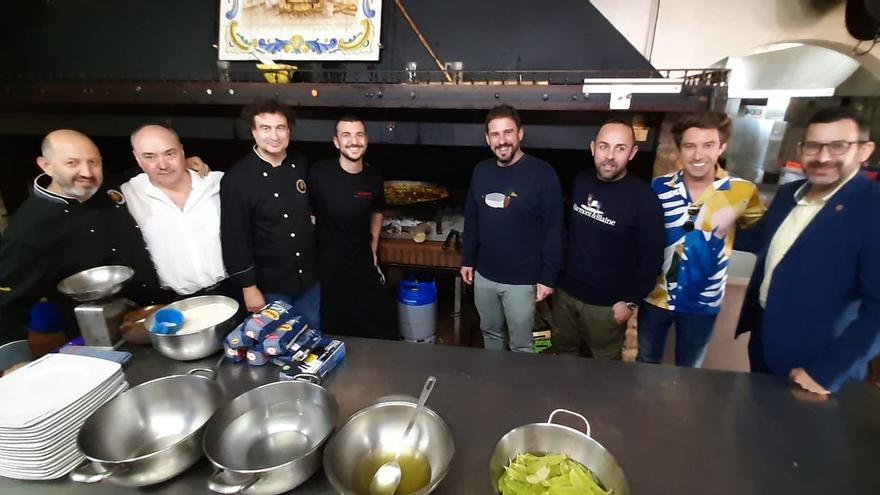 Los chefs invitados a la 12ª edición de las jornadas gastronómicas de Vila-real degustaron para comer una de las paellas que se elaboran en Cal Dimoni.i