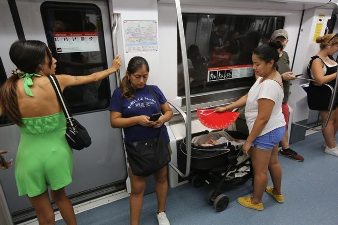 Eladio, Aitor, Mireia y Nati: los cuatro rostros que explican por qué hay que respetar los asientos reservados en metro y bus de Barcelona