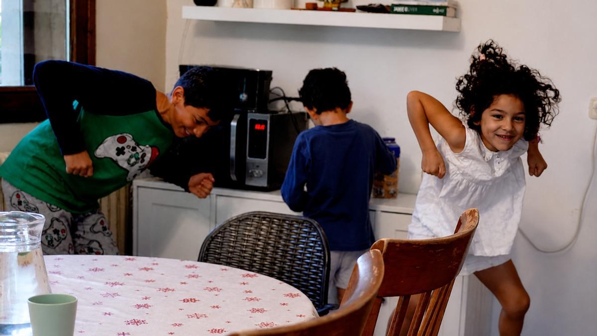 Tres de los niños bailando a la hora del desayuno