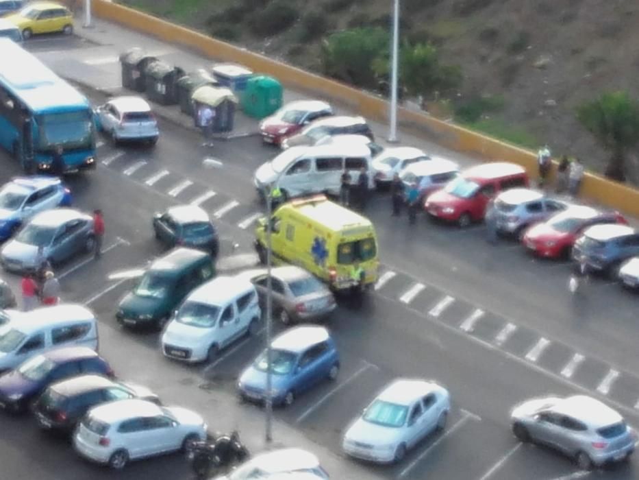 Colisión entre un coche y una ambulancia en el Valle de Jinámar