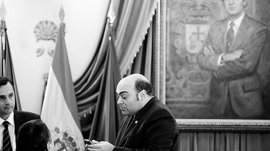 Agustín Iglesias Caunedo, junto al secretario del Pleno, Jesús Fernández de la Puente.