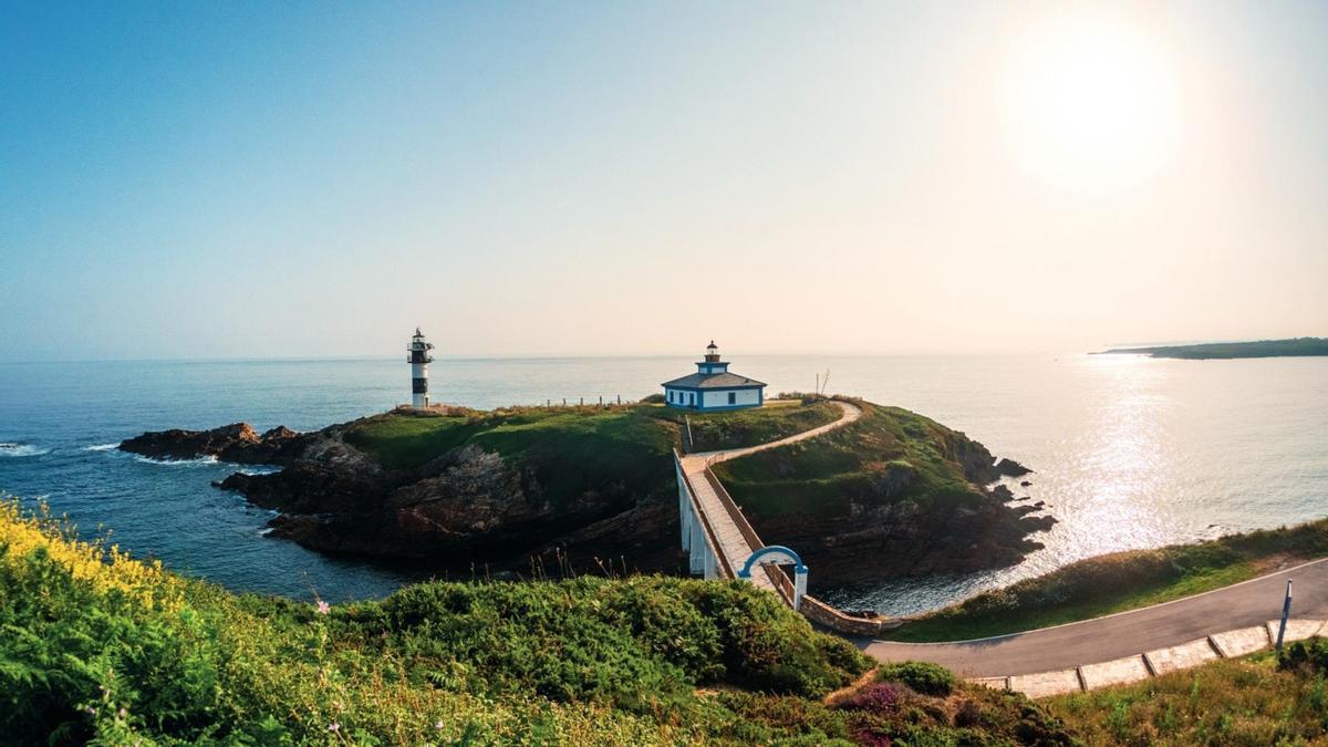 A lo lejos, los faros de Isla Pancha