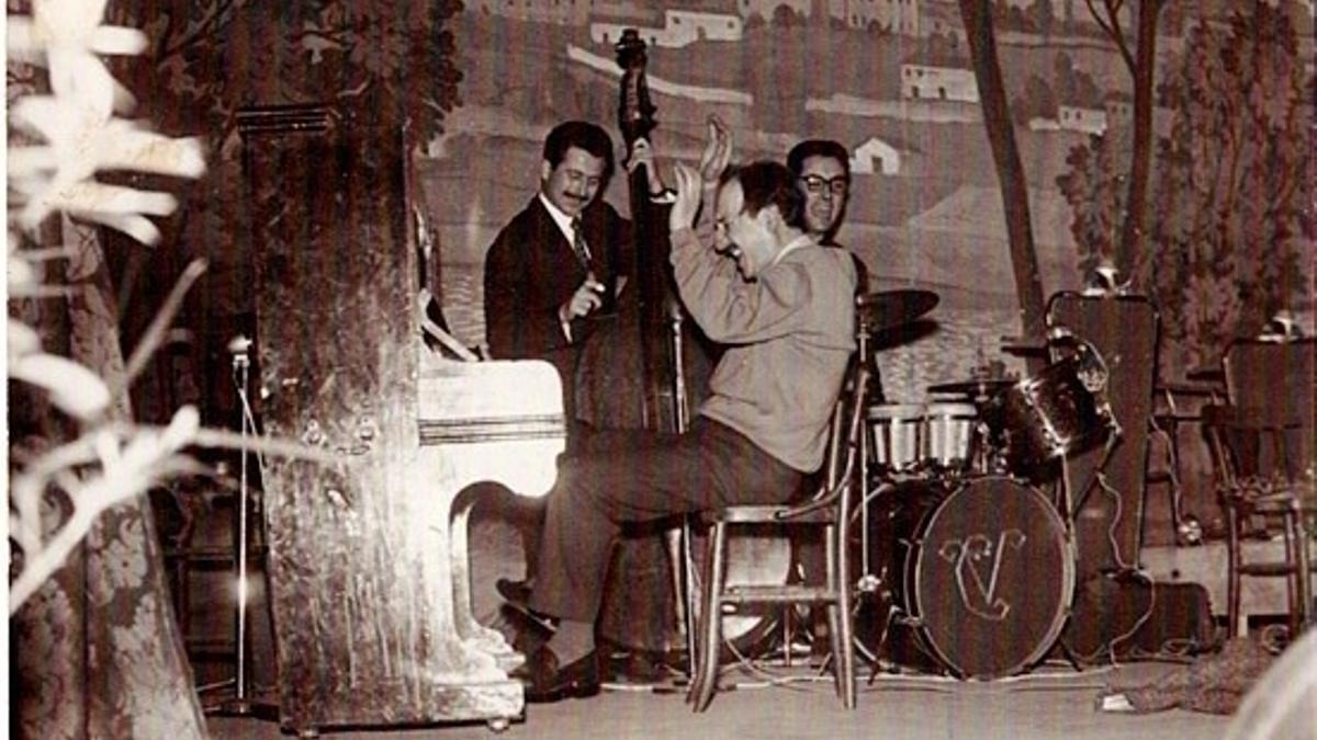 Baldomero Salabert tocant el piano.