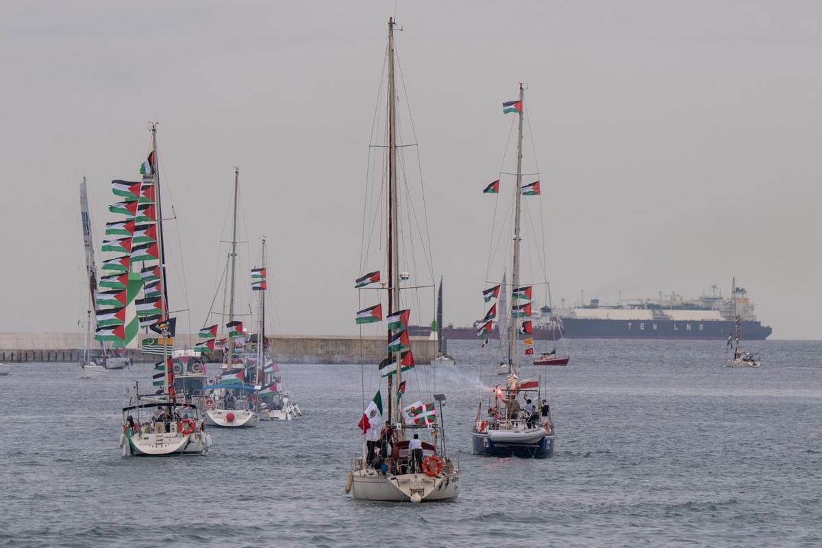 Barcos de la Global Sumud Flotilla zarpan desde Barcelona hasta un puerto cercano, tras aplazar la salida a aguas internacionales en dirección a Gaza.