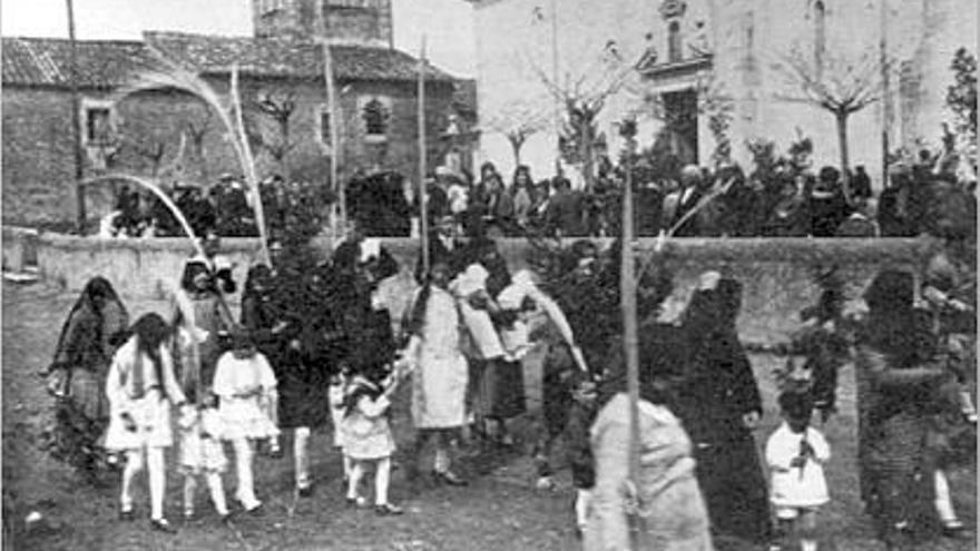 La fotografia, publicada a la pàgina 83 del llibre, mostra una processó de Rams datada abans de 1920.