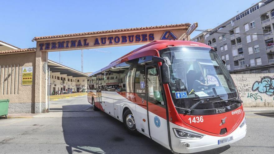 Un autobús de Avanza del transporte urbano de Torrevieja sale de la terminal. | TONY SEVILLA
