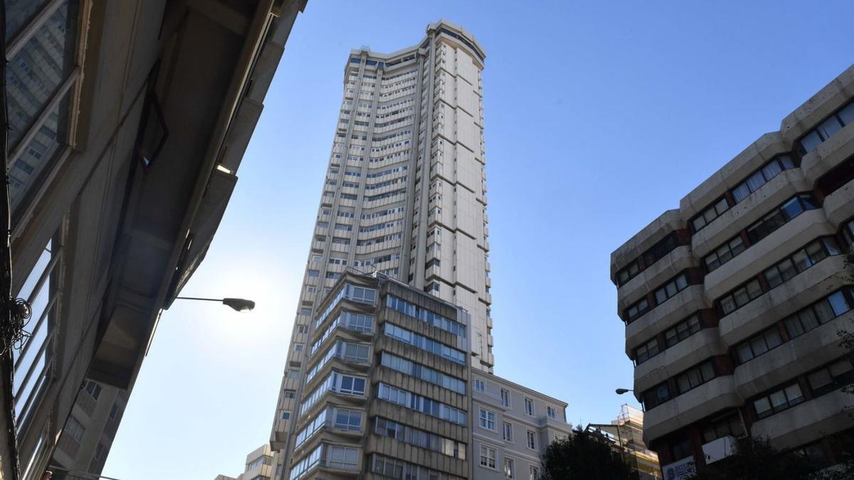 La Torre Hercón, situada en Juan Flórez, es el edificio más alto de la ciudad. |   // VÍCTOR ECHAVE