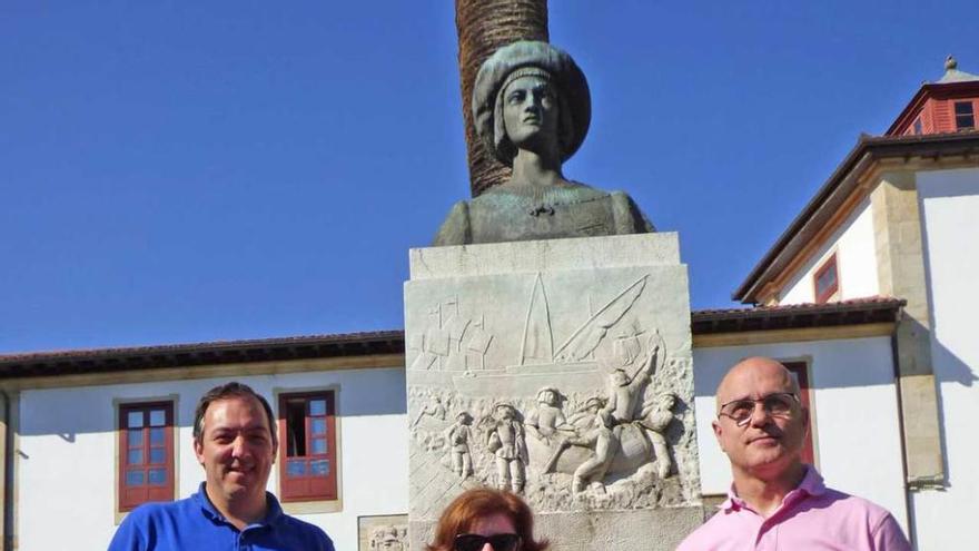 El alcalde Alejandro Vega, Carneado y Campa, junto al busto del emperador, ayer, en Villaviciosa.