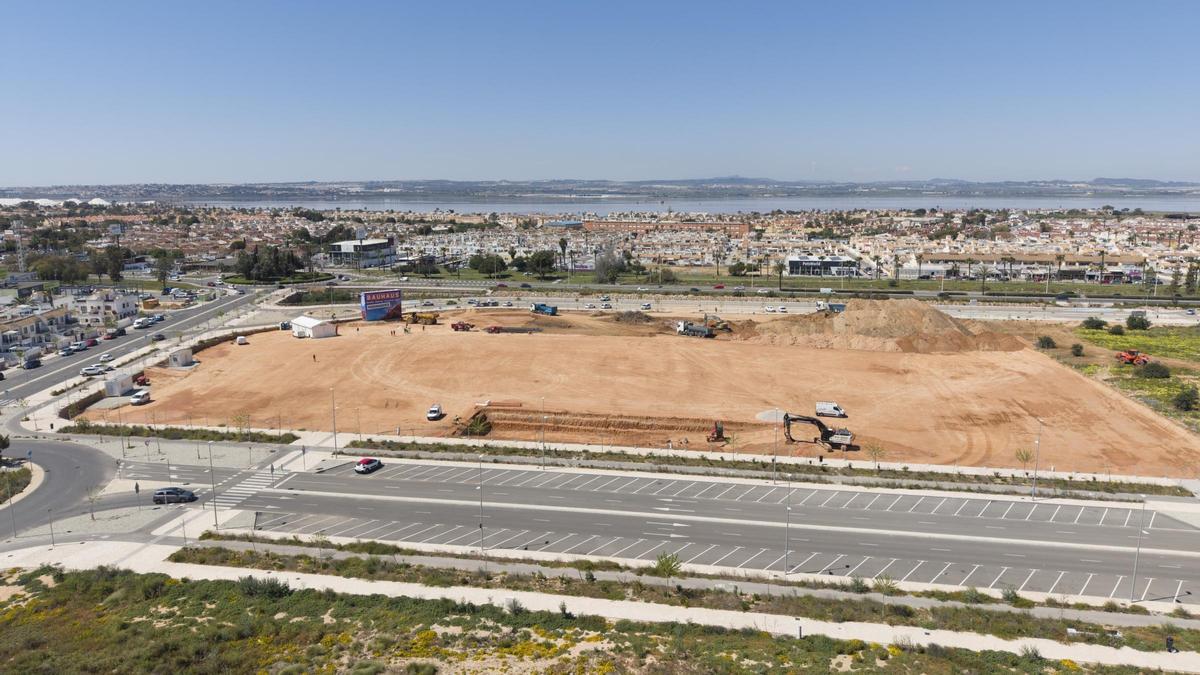 Arrancan las obras de la nueva tienda de Bauhaus en Torrevieja Arrancan las obras de la nueva tienda de Bauhaus en Torrevieja