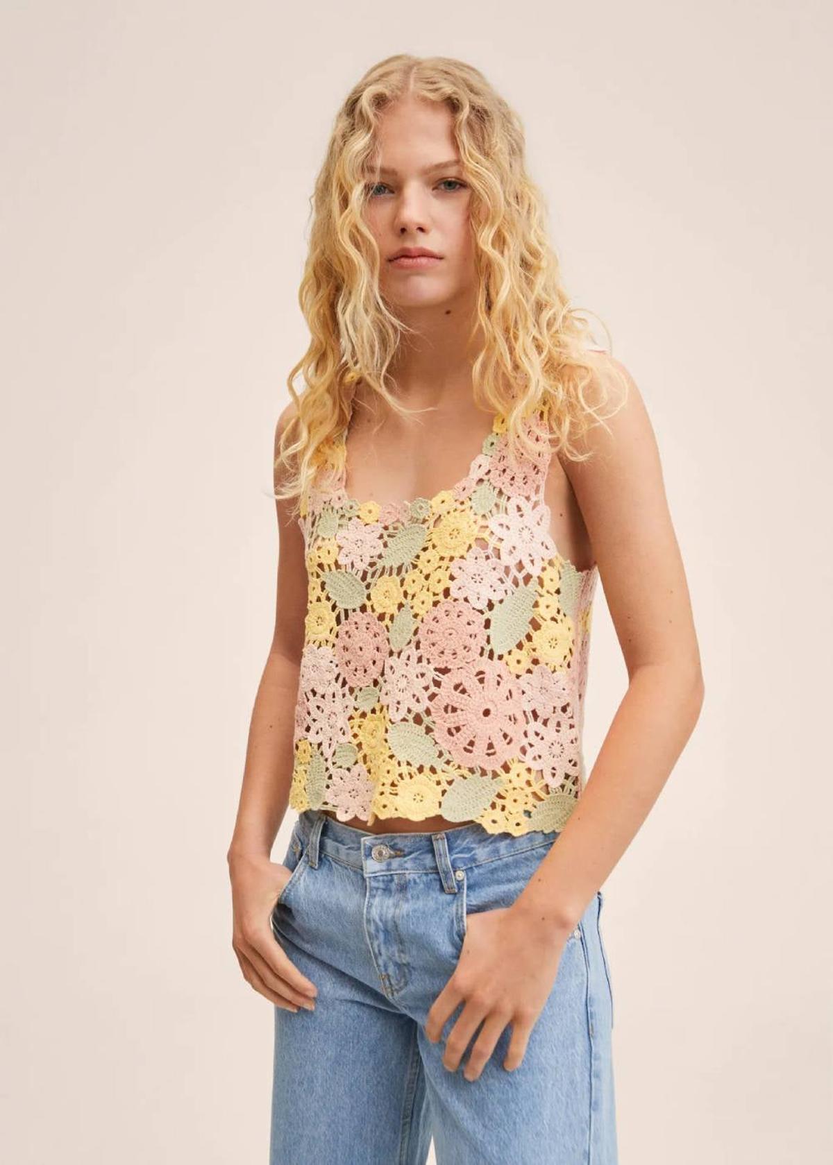 Top de flores de crochet de Mango