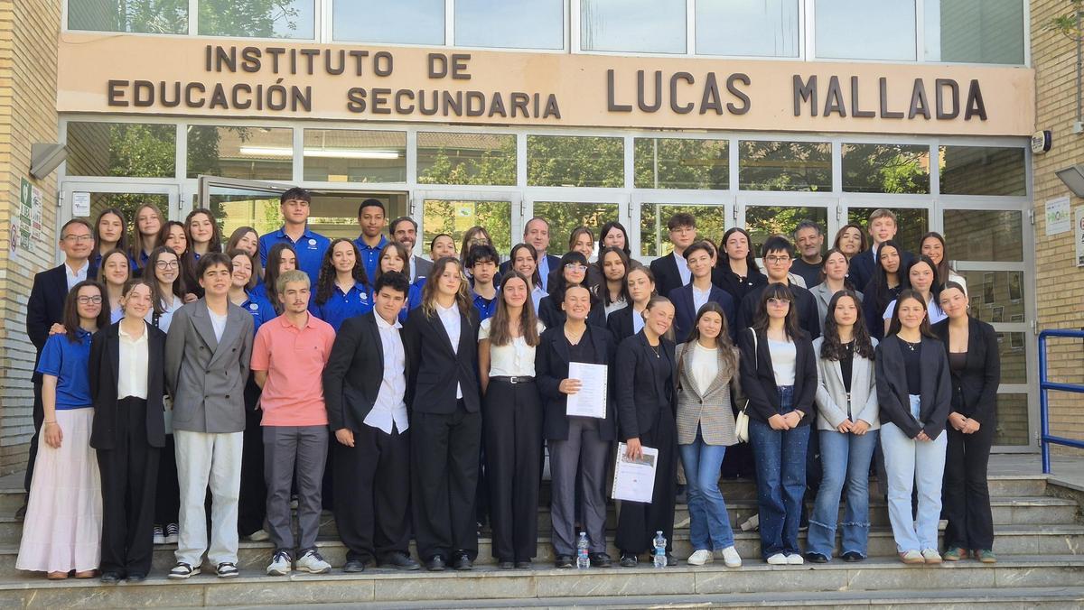 Participantes del torneo de debate: IES Lucas Mallada de Huesca, IES Pirineos de Jaca, el IES Biello Aragón de Sabiñánigo y, IES Aguilar y Eslava de Cabra de Córdoba.