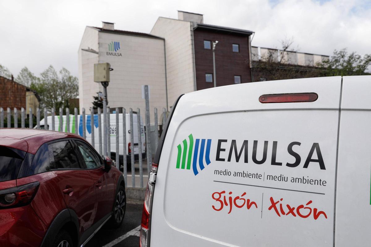 Una furgoneta de Emulsa ante la sede de la empresa en Roces.