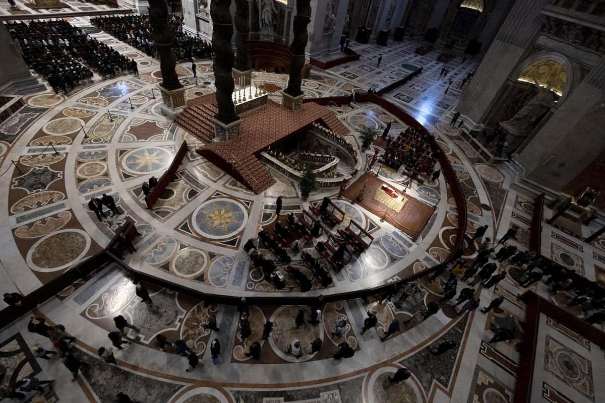 Fieles despiden a Benedicto XVI