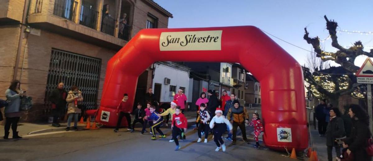 La carrera de San Silvestre de Luceni contó con muchos participantes.