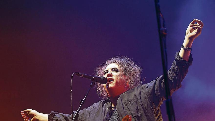 El cantante de The Cure, durante un concierto. La banda que lidera Robert Smith fue fundada en 1976 en Crawley (Inglaterra).