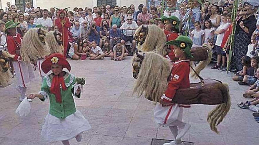 ´Cavallets´ en acción ante la Casa de Cultura y la iglesia parroquial.