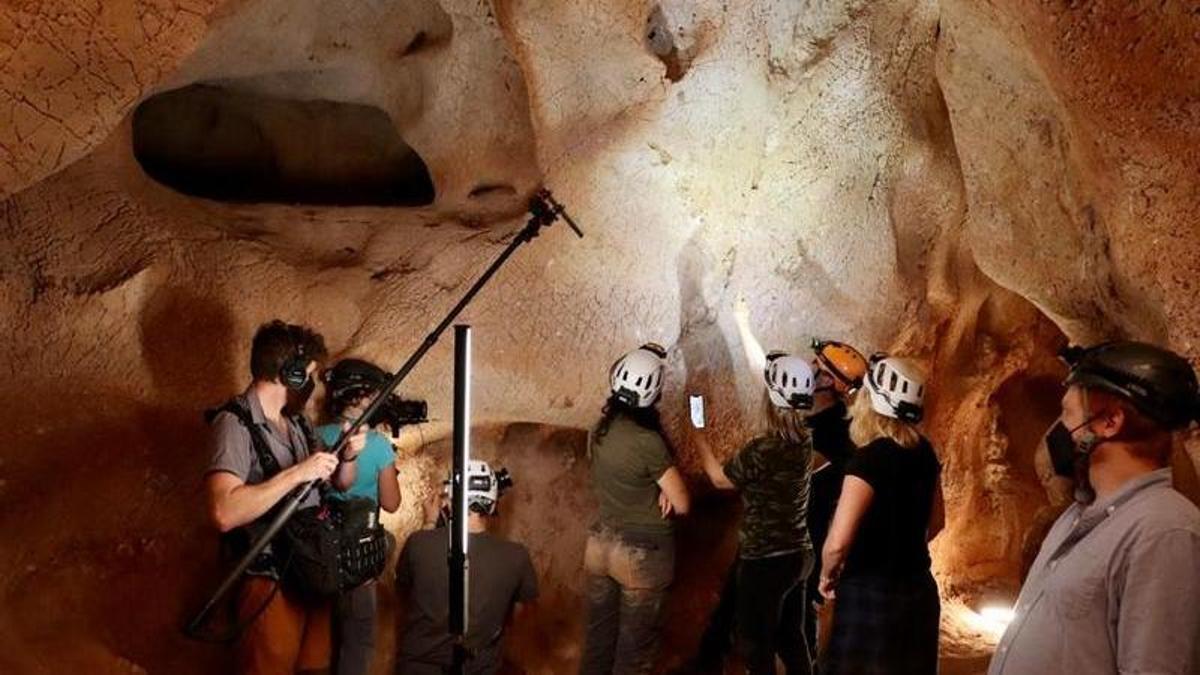 Un equipo de National Geographic graba en las cuevas de Rincón de la Victoria.