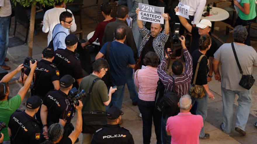 Un amplio despliegue policial en la plaza del Ayuntamiento de Alicante ha tratado de evitar las protestas