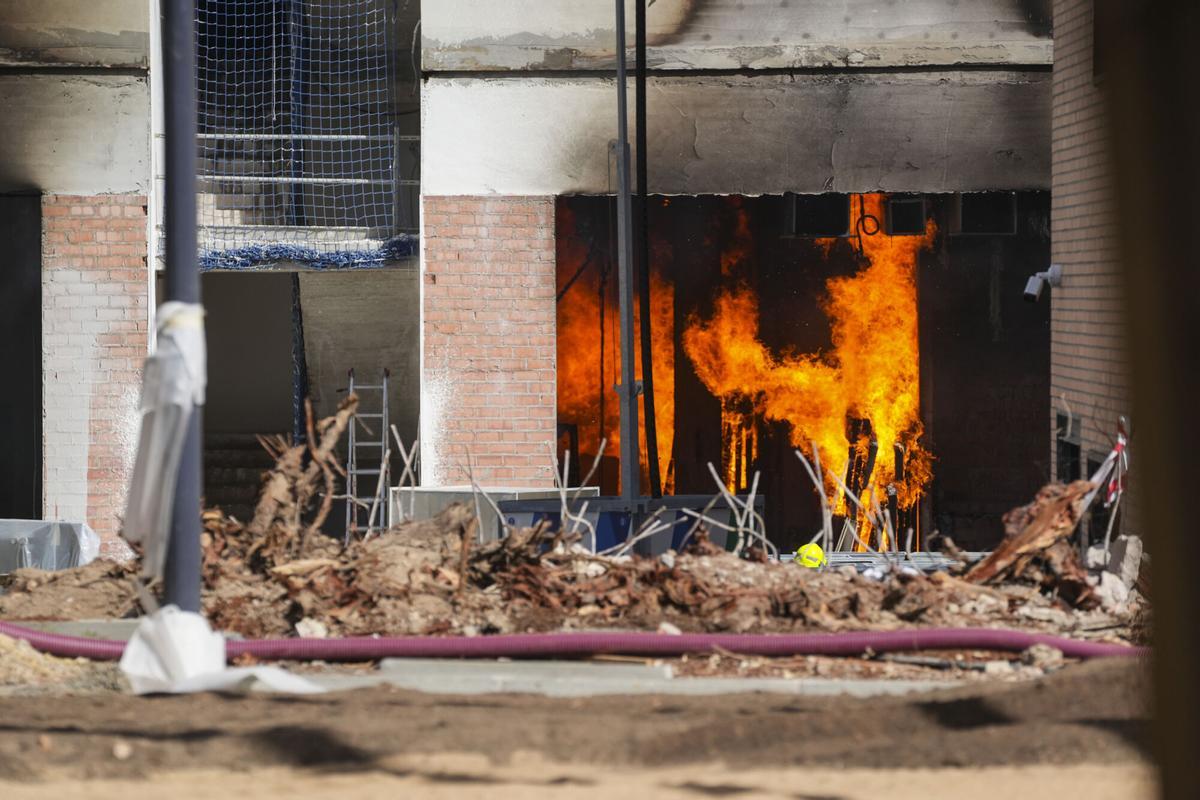 Imágenes del incendio en el antiguo complejo de Altadis