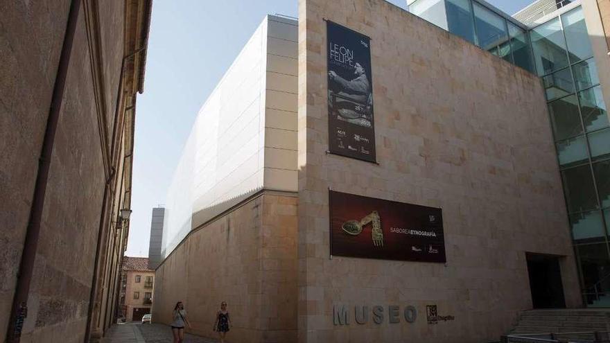 Fachada del Museo Etnográfico, que ya luce la banderola de la exposición sobre León Felipe.