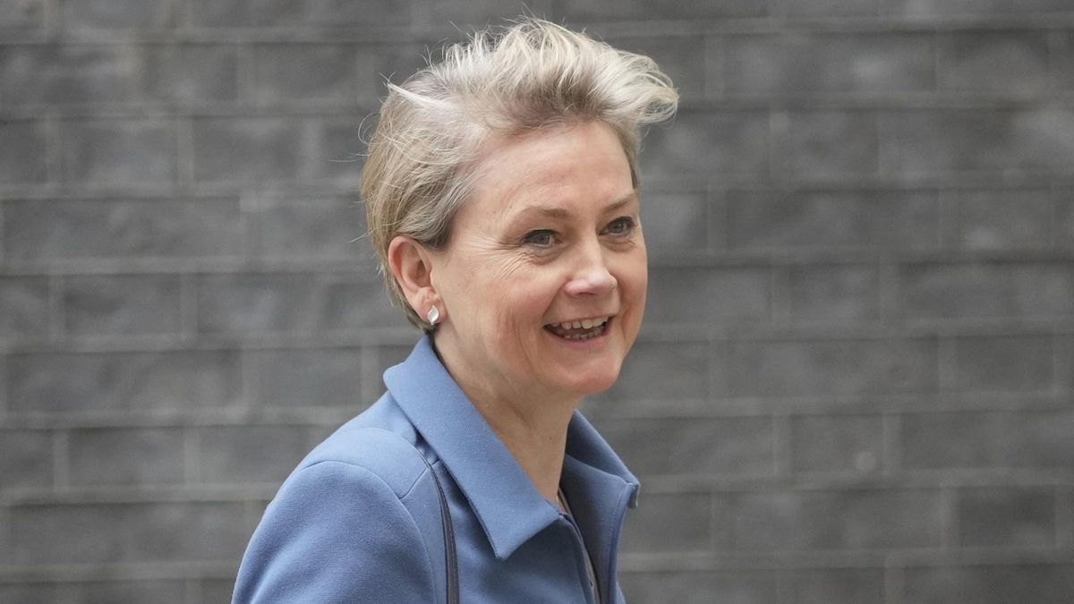 La ministra del Interior del Reino Unido, Yvette Cooper.