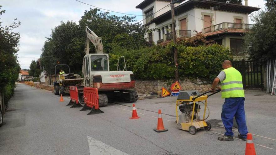 Operarios trabajando, ayer, en las obras de soterramiento del cableado.