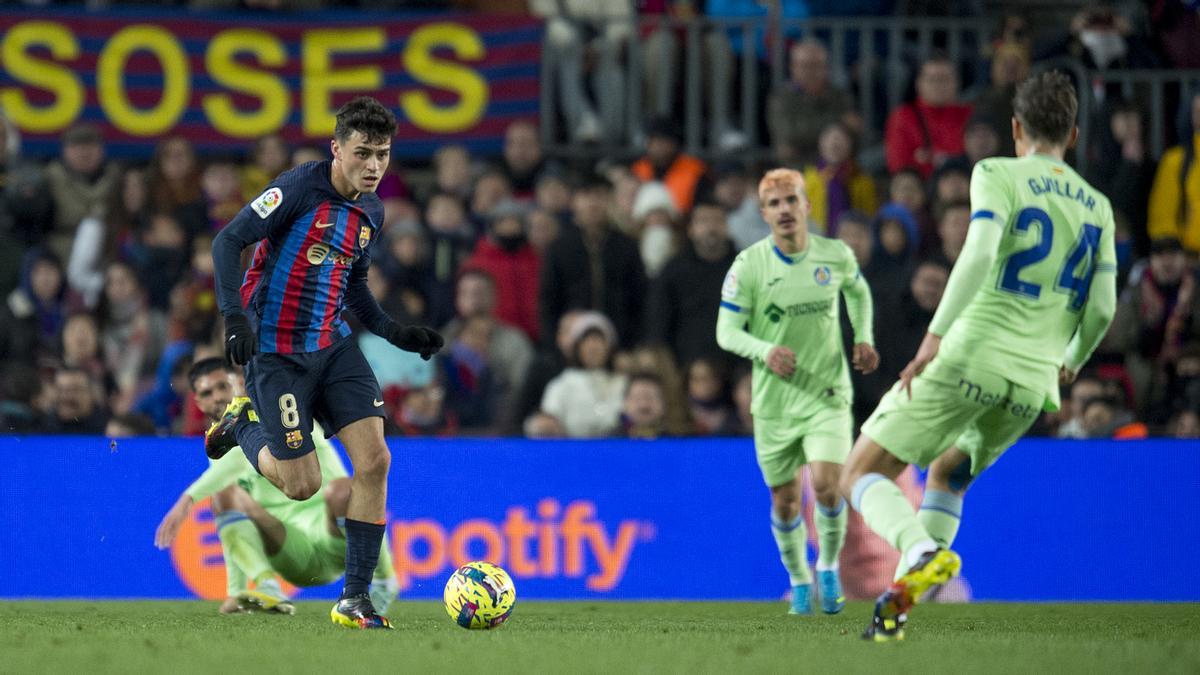 Pedri sale con el balón controlado desde la defensa.