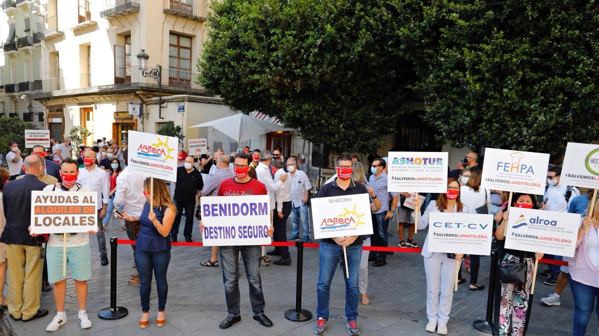 Un instante de la protesta de ayer en las inmediaciones del Palau de la Generalitat.