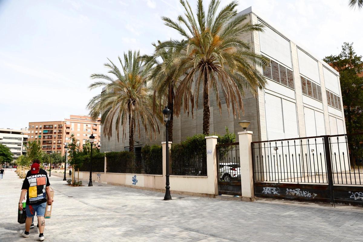 La polémica subestación de Patraix sigue abierta y funcionando entre viviendas