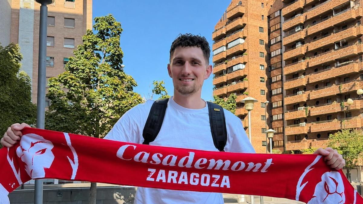 Birutis, con la bufanda del Casademont Zaragoza, recién aterrizado en la capital aragonesa.