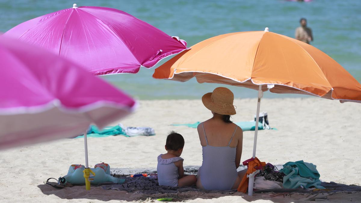 Eine Frau und ihr Kind an einem Strand auf Mallorca im Sommer 2022.