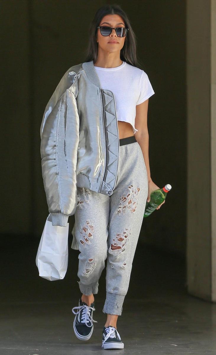 Kourtney Kardashian con su look sporty