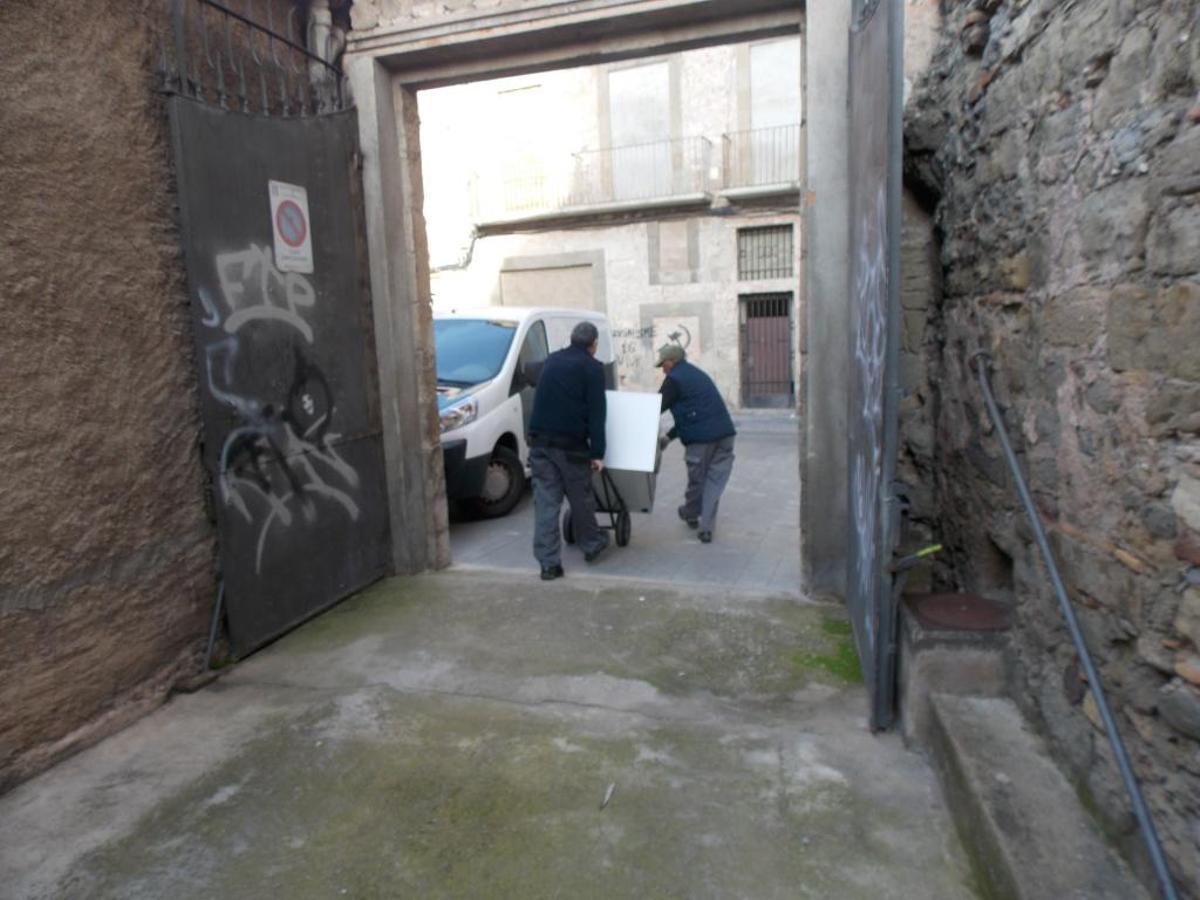Dos operaris van buidar ahir l'espai al convent que ocupava la FSSM