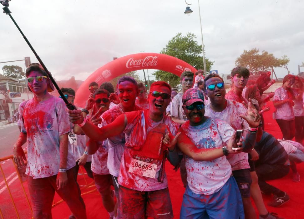 Miles de "corredores" participan en una nueva edición de la Holi Run en Vigo