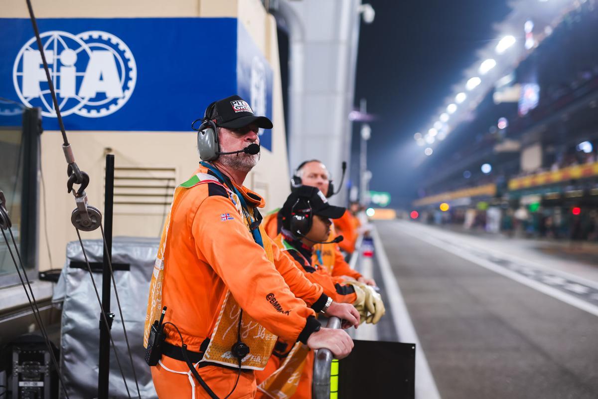 marshall, commissaire de piste, marshal, marshalls, marshals in the pitlane, during the 2025 Formula 1 Abu Dhabi Grand Prix, 24th round of the 2025 FIA Formula One World Championship from December 05 to 07, 2025 on the Yas Marina Circuit, in Abu Dhabi, United Arab Emirates - Photo Florent Gooden / DPPI AFP7 06/12/2025 ONLY FOR USE IN SPAIN