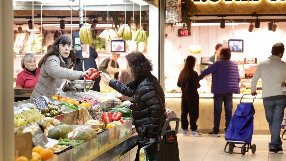 Uno de los establecimientos de la zona de frutas del Mercado Central de Alicante, este lunes.