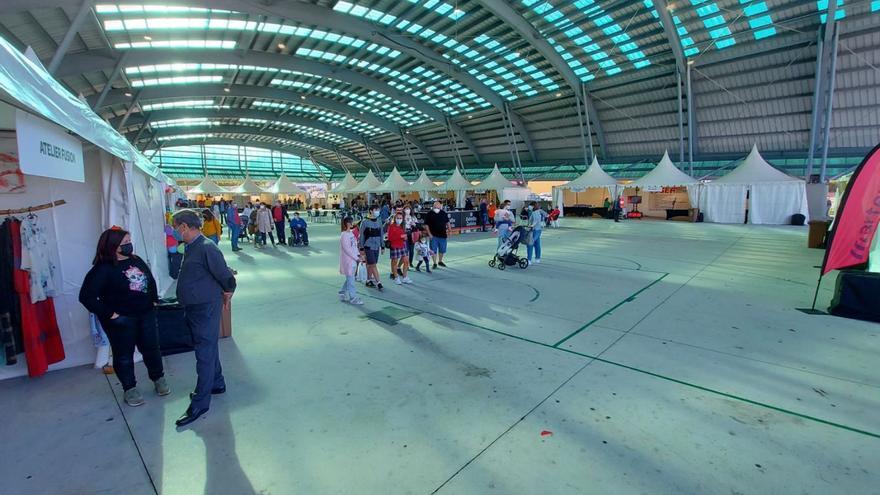 Una feria celebrada en el campo de la fiesta de Arteixo. | // LA OPINIÓN
