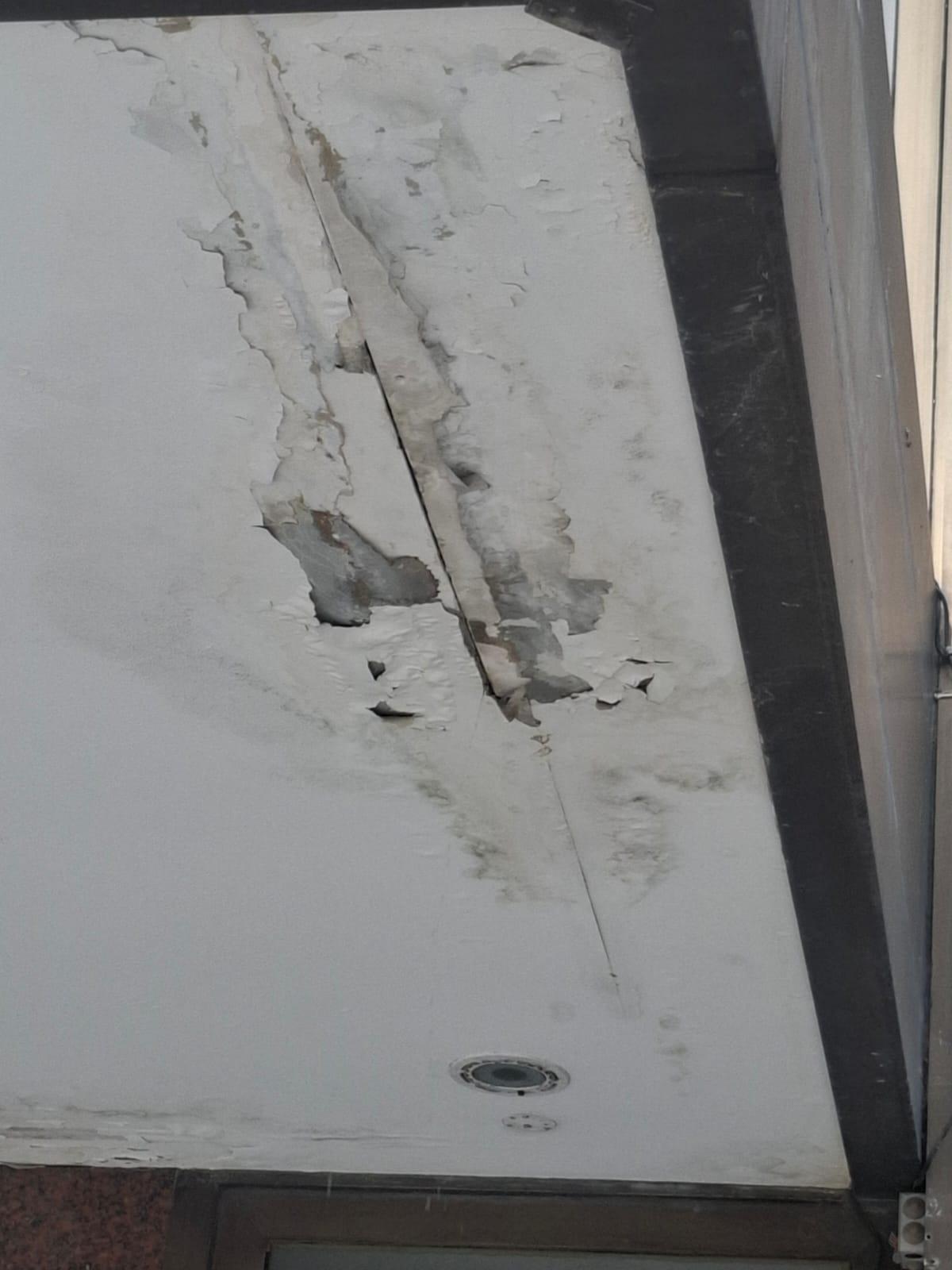 Cae parte de la estructura de un edificio abandonado junto a Porta do Sol