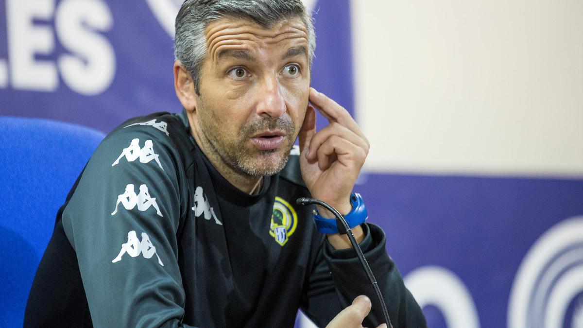 El exentrenador del Hércules David Cubillo durante una comparecencia en el estadio Rico Pérez.