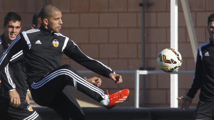 Feghouli, que podría ser una de las novedades en el once, controla un balón ayer.